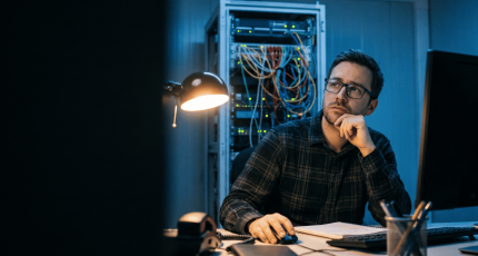 Sysadmin aan workstation in serverruimte